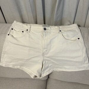 Abercrombie The 90s Relaxed Cutoff Short High Rise in Off White